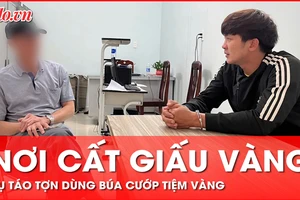 Video: Di lý đối tượng dùng búa cướp tiệm vàng về Lâm Đồng chỉ nơi cất giấu vàng