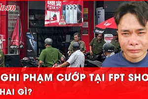 Video: Nước mắt muộn màng của kẻ cướp cửa hàng FPT shop 