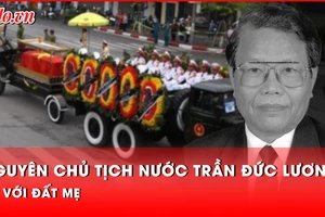 Linh xa chở linh cữu nguyên Chủ tịch nước Trần Đức Lương đi qua hàng loạt tuyến phố Hà Nội