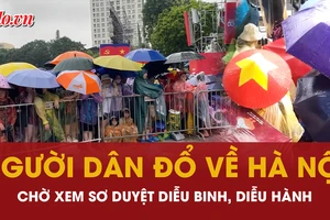 Người dân đội mưa chờ xem sơ duyệt diễu binh, diễu hành