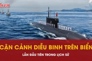 ‘Tuyệt đối điện ảnh’ cảnh diễu binh trên biển lần đầu tiên trong lịch sử