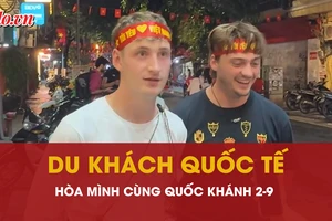 2 bạn trẻ đến từ Anh say mê không khí Quốc khánh 2-9 của Việt Nam