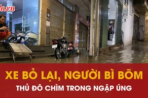 Người dân Hà Nội vật lộn trong biển nước sau mưa lớn