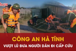 Công an Hà tĩnh vượt lũ đưa người dân đi cấp cứu