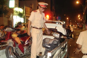 CSGT nói gì về việc “bắt lỗi xe lớn”?