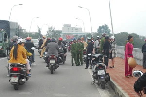 Bỏ lại con, người đàn ông nhảy cầu tự tử