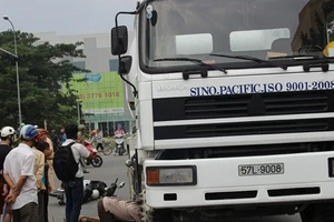 Xe trộn bê tông tông xe máy, một thanh niên tử vong