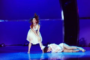 Cặp vũ công tại 'Thử thách cùng bước nhảy' khiến khán giả rưng rưng 