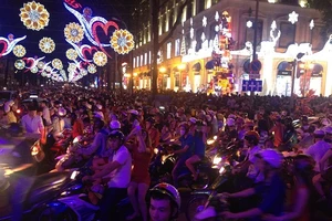 TP.HCM rộn ràng, kẹt cứng đường trong đêm Giáng sinh