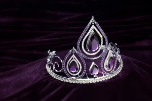 Hình ảnh chiếc vương miện trị giá 1 tỷ đồng của Hoa khôi Áo dài