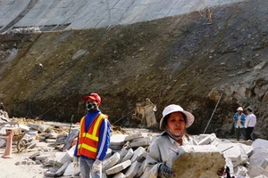 Ớn lạnh công nhân đầu trần "bê tông hóa" các quả núi núi trên QL6 