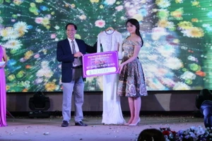 Hoa hậu Kỳ Duyên đấu giá áo dài mặc đêm chung kết 