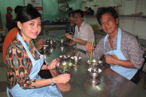 Ca sĩ Chế Linh và Lệ Thu 'bán' bún bò 1.000 đồng