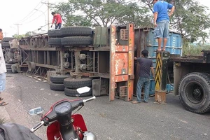 Bể bánh, xe container lật nhào trong Khu công nghiệp Tân Bình
