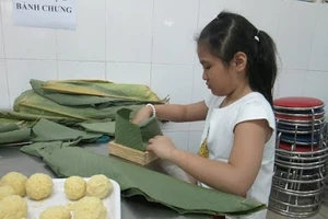 Trẻ học rót trà, làm bánh chưng ngày Tết