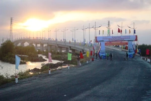 Khánh thành cầu Năm Căn: Nối liền QL1 từ Cao Bằng đến cực Nam tổ quốc