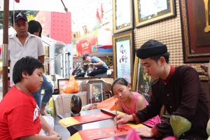 TP.HCM: Già trẻ dắt nhau xuống phố ông đồ 