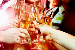 Lãng phí ở tiệc tất niên, thấy mà xót!