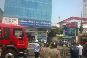 Khói đen bao vây tòa nhà ngân hàng ở quận 3