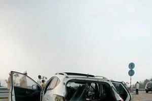 Kinh hoàng xe Huyndai đâm xuyên dải phân cách trên cao tốc Nội Bài - Lào Cai