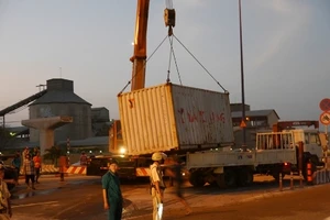 Container rơi giữa xa lộ, giao thông tê liệt nhiều giờ