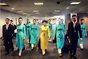 Ca sĩ Đàm Vĩnh Hưng: Đồng phục mới của Vietnam Airlines – Không “like” nổi!