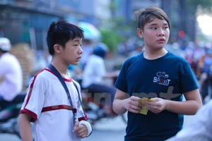 “Fan” nhí nén đau săn vé xem Công Phượng đấu Uzbekistan