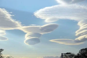 Những đám mây hình đĩa bay trên bầu trời Anh