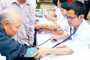 30 giây nhanh trí của bác sĩ trẻ cứu sống bé gái 2 tháng tuổi