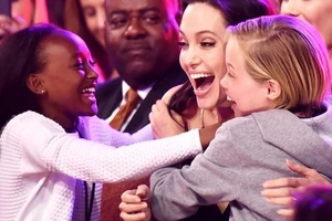 Hình ảnh đẹp của mẹ con Angelina Jolie tại Kids' Choice Awards 2015