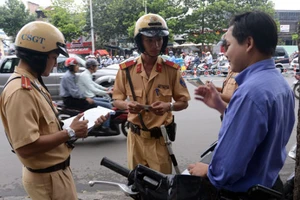 Đề xuất gắn camera trên mũ cảnh sát giao thông