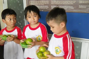 Ngộ nghĩnh bé mầm non tập làm nông dân 