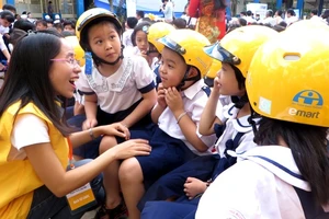 “Đội mũ cho con – Trọn tình cha mẹ”