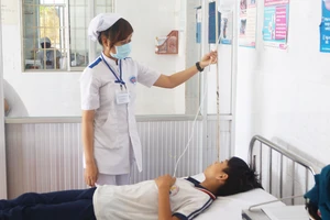 Vụ hàng chục học sinh nhập viện sau bữa ăn: Tạm đình chỉ bếp ăn của trường