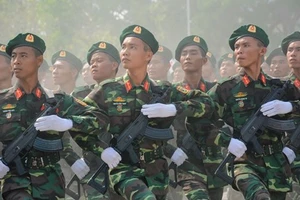 Quân đội Việt Nam diễu binh với súng trường tự chế tạo