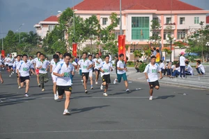 Gần 1000 cán bộ chiến sĩ công an chạy việt dã 