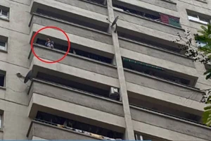 Cháu bé ngồi lan can 12 tầng khóc thét, nhiều gia đình... giật mình