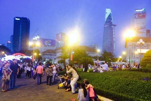 Người dân bắt đầu đổ về trung tâm chơi lễ 