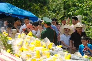 Hoa tươi phủ kín mộ Đại tướng trong dịp lễ 30/4