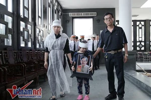 Nước mắt các nghệ sĩ tiễn biệt NSƯT Anh Dũng