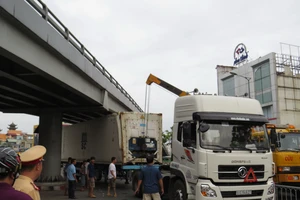 Hai xe container 'mắc nạn' ở khu vực cầu vượt Lăng Cha Cả