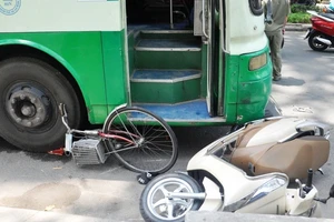 Hàng chục người đẩy xe buýt cứu người phụ nữ bị kẹt dưới gầm 