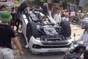 Xe Fortuner tông rớt bánh xe con, gãy cột điện rồi lật ngửa