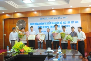 Khen thưởng học sinh đạt giải Olympic tin học châu Á