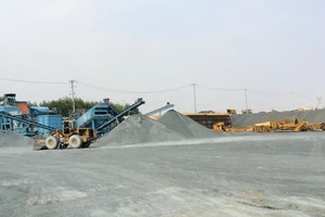 Người phát ngôn Chính phủ trả lời về thông tin chuyển đất đá nhiễm độc hóa học đi khắp nơi 