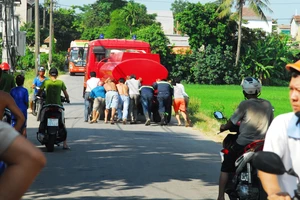 Xe chữa cháy ... chết máy khi nhà dân đang bốc cháy