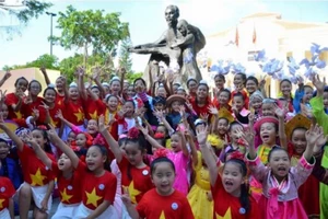 Cung thỉnh tượng “Bác Hồ với thiếu nhi” về Nhà Thiếu nhi TP.HCM