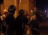 Người dân quay clip cảnh sát cơ động túm cổ áo dân 