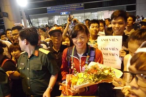 Người hâm mộ hân hoan chào đón Ánh Viên tại sân bay Tân Sơn Nhất