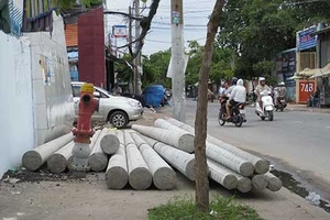 Đống trụ điện có thể chèn người đi đường